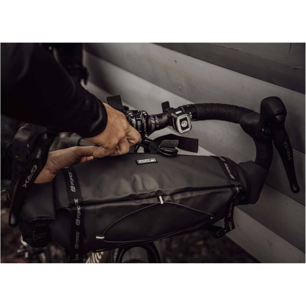 <strong>this bag is not waterproof !<br></strong>attachment using a tighten straps<br>double-sided roller shutter allows you to change the bag volume<br>rubber to hold additional load<br>easily washable Tarpaulin material<br>bag capacity: approx. 8 l<br>length: 65cm