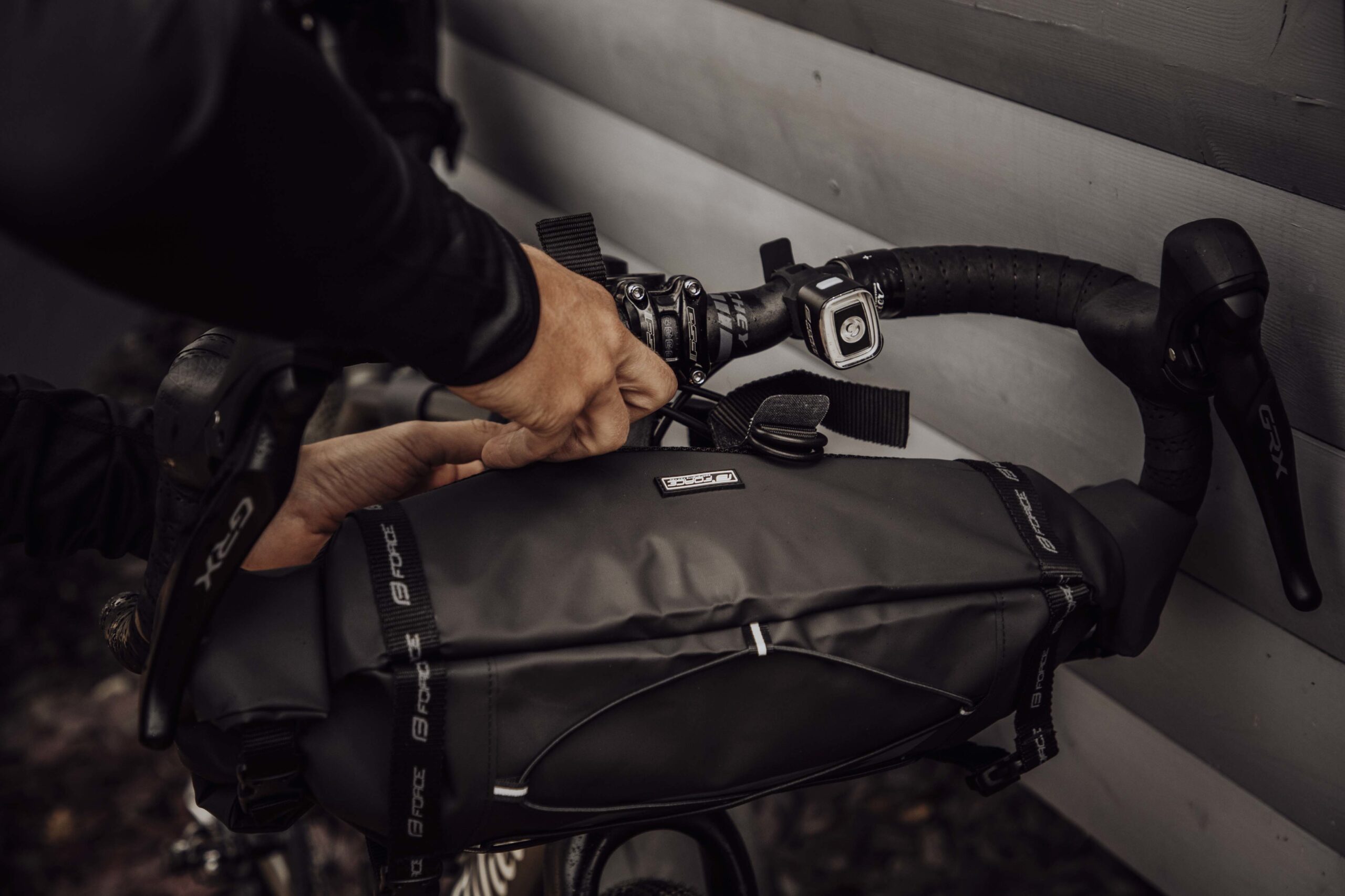 this bag is not waterproof !attachment using a tighten strapsdouble-sided roller shutter allows you to change the bag volumerubber to hold additional loadeasily washable Tarpaulin materialbag capacity: approx. 8 llength: 65cm