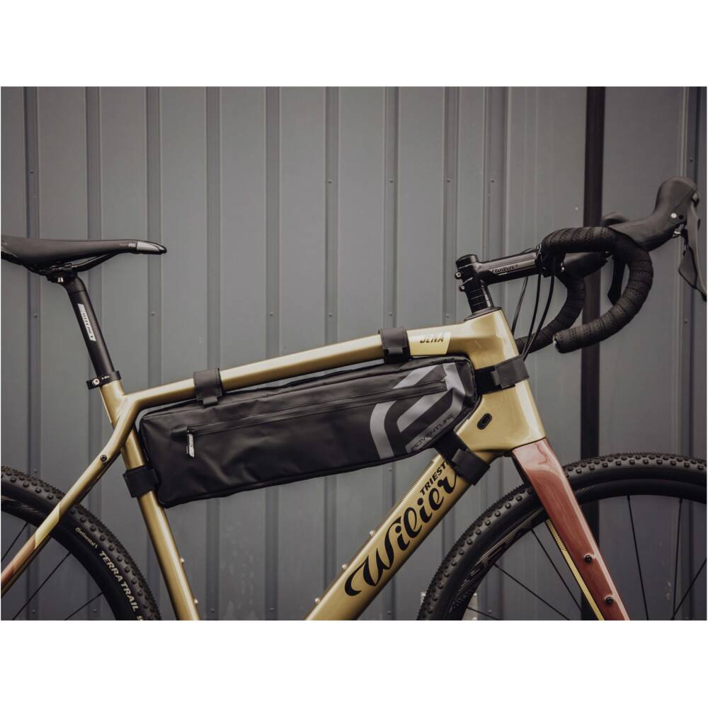 <strong>this bag is not waterproof !<br></strong>fastening with velcro straps<br>easily washable Tarpaulin material<br>bag capacity: approx. 4 l<br>length: 43cm