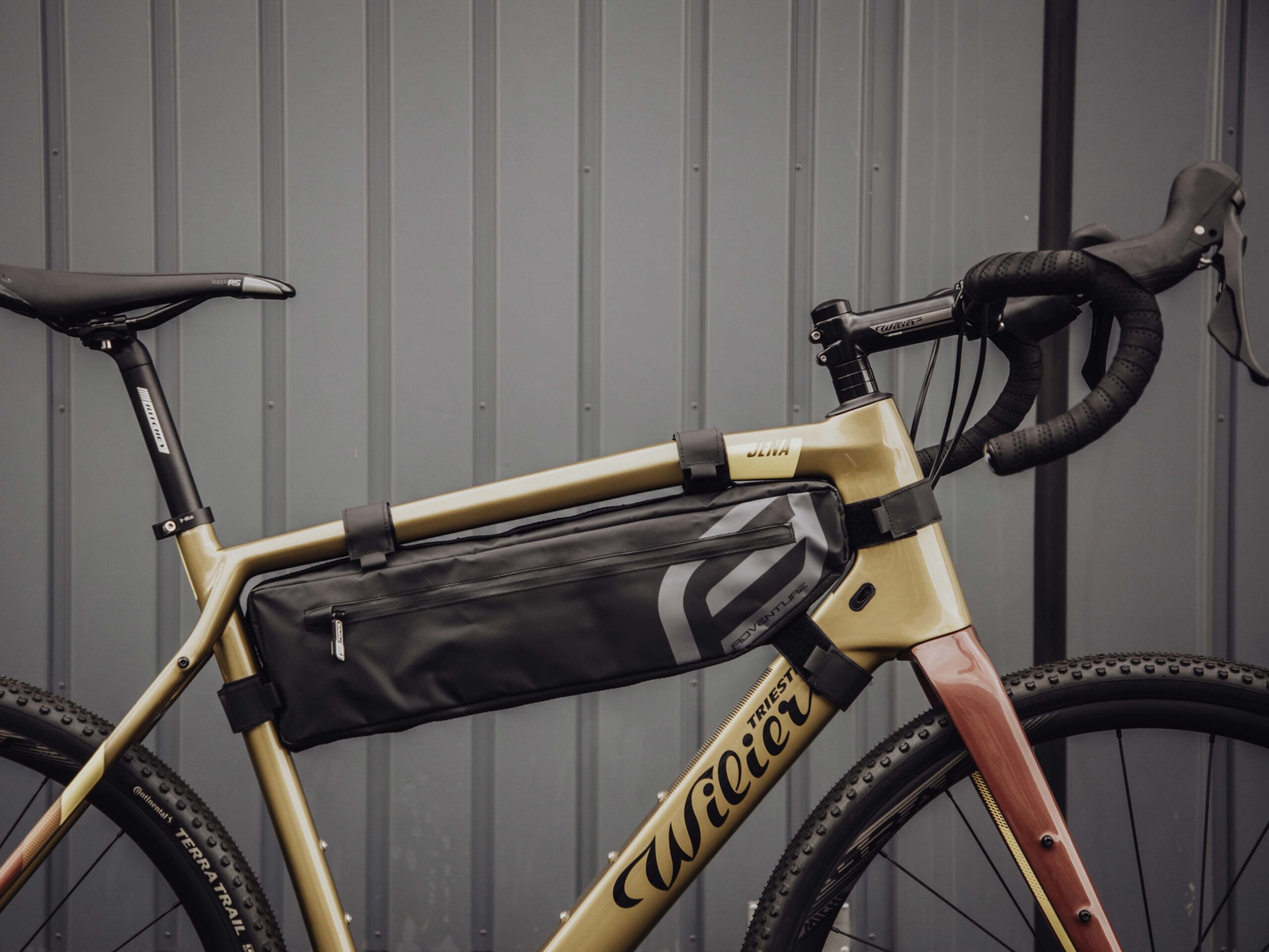 this bag is not waterproof !fastening with velcro strapseasily washable Tarpaulin materialbag capacity: approx. 4 llength: 43cm