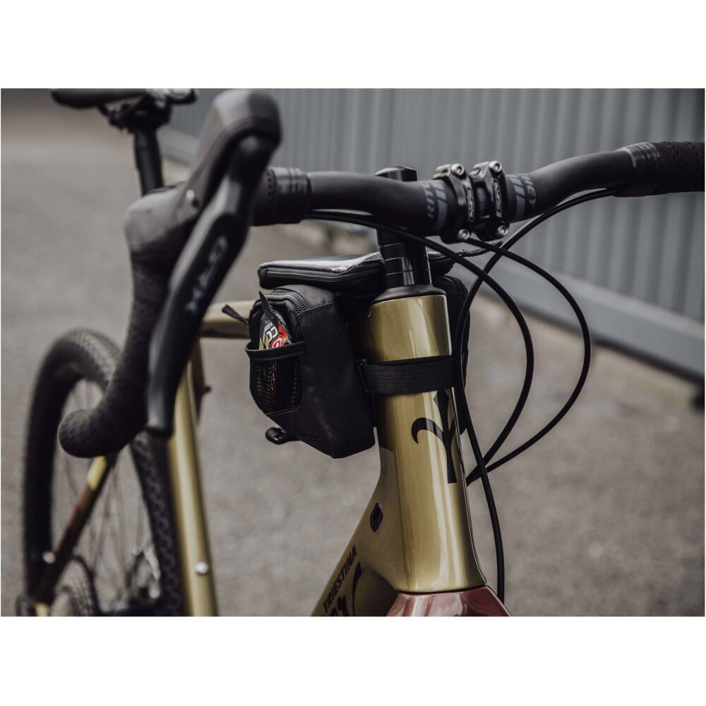 dust and dirt<br>fastening with straps with velcro