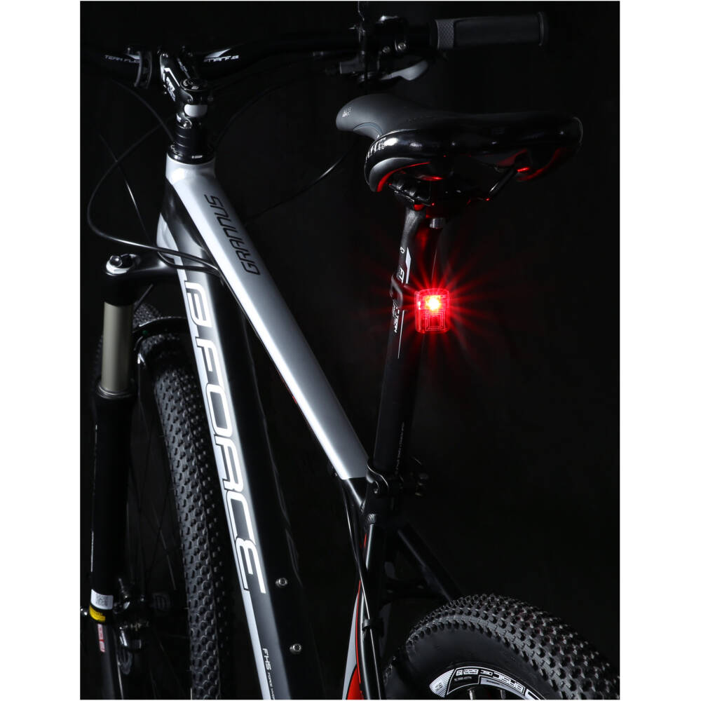 suitable for day riding <br>German standard proved - wide beam angle 240°<br>universal elastic silicone holder with angle adjustement<br>light can be moved to vertical or horizontal position<br>clip for clothes can be purchased as art. 4516903<br>battery: integrated Li-Pol 3