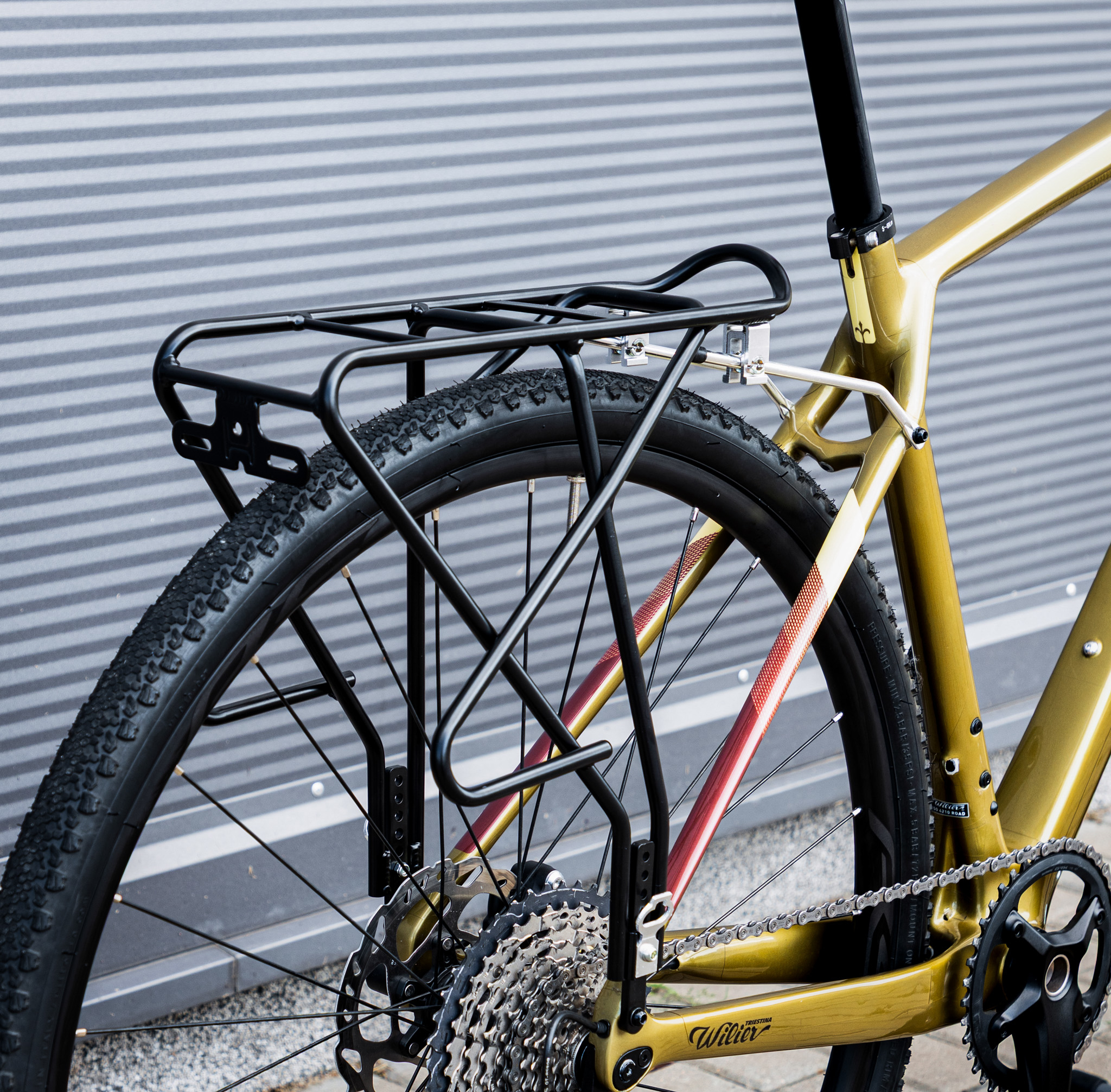 designed for disc brakesavailable to buy original rubber strap art. 22345material: alloymaximum load: 25 kgweight: 605 gpacked in polybag