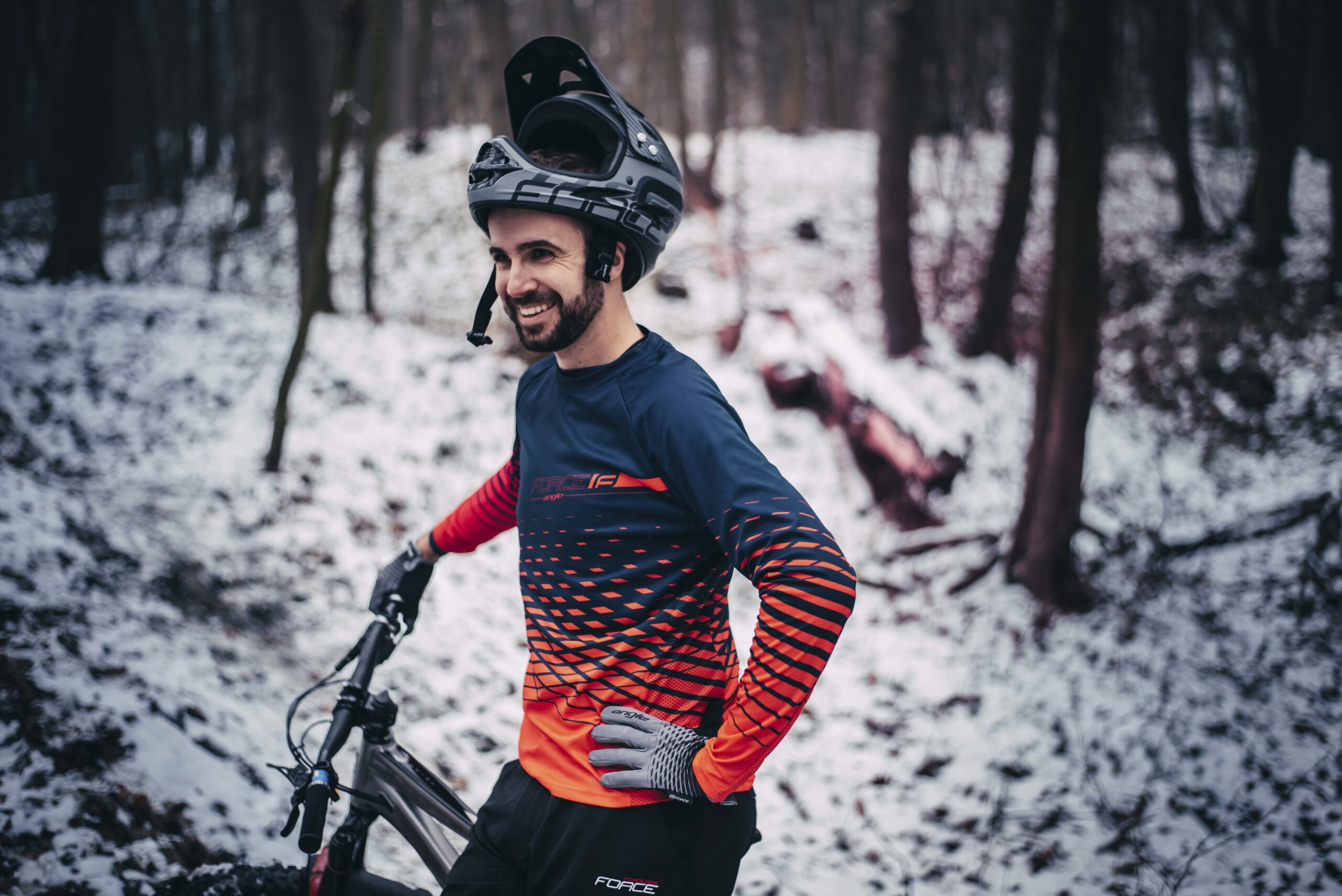 unisex velcro fasteningouter thumb side from soft terry for wiping the noseperforated artificial leather on palm for better ventilationupper side from breathable meshtemperature rating +15 °C and abovematerial: 40% polyester