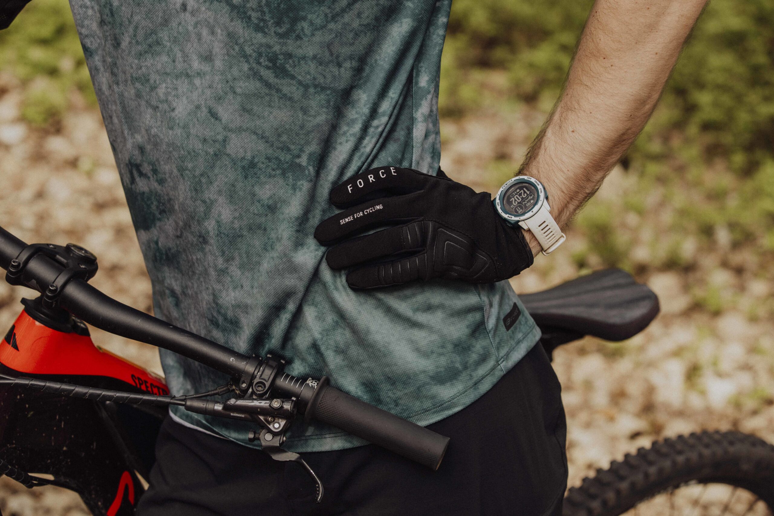 unisexouter thumb side and palm with fingers from suedereinforced grip area and palmvelcro fasteningcan be used on a touch screenindex and middle fingers with anti-slipdesigned for temperatures of +15 °C and abovematerial: 60% polyester