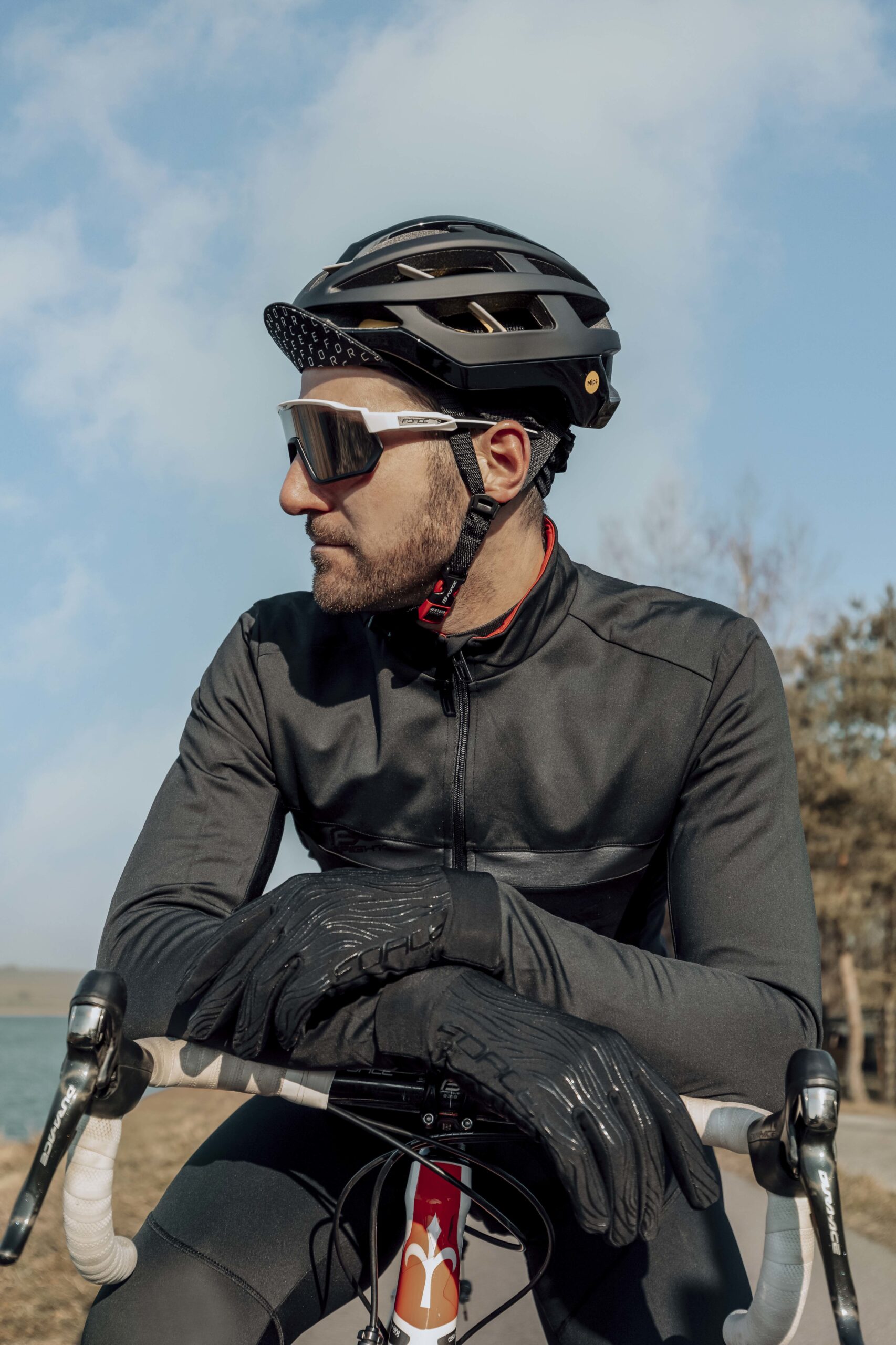 unisexsuitable for cycling and other sportspalm and fingers with anti-slip designinside the gloves is fingers area with anti-slip design for better gripextra extended elastic wrist hemcan be used on a touch screentemperature rating +10 °C to +15 °Cmaterial: lycra/ fleece - 82% nylon