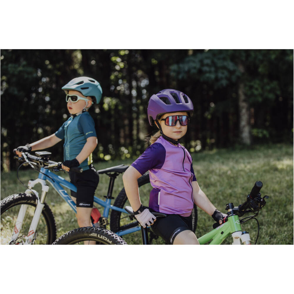 it is easy to put on and allows better ventilation on hot days. The three spacious back pockets offer space for snacks and on-the-go essentials. Elasticated waistband with anti-slip silicone ensures the jersey stays perfectly in place. Reflective elements increase safety in low visibility - the ideal choice for your children.<br><br><br>full length zip fastening