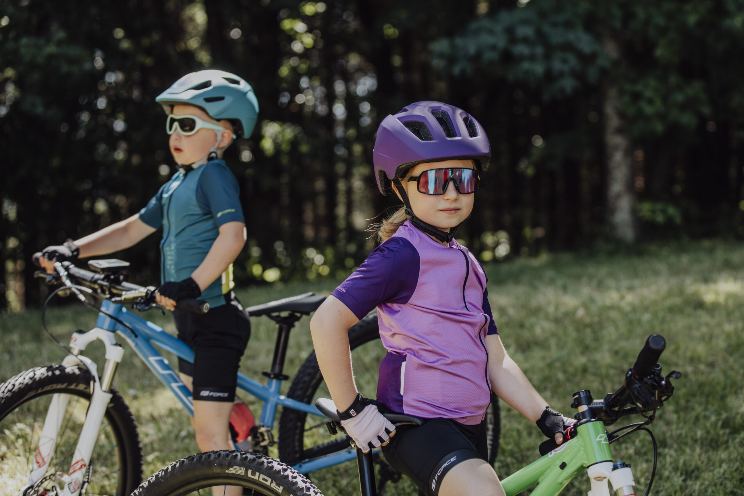 it is easy to put on and allows better ventilation on hot days. The three spacious back pockets offer space for snacks and on-the-go essentials. Elasticated waistband with anti-slip silicone ensures the jersey stays perfectly in place. Reflective elements increase safety in low visibility - the ideal choice for your children.full length zip fastening