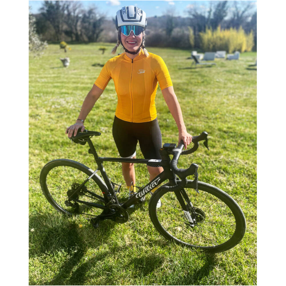 3 rear pockets<br>elastic rubber hem with anti-slip silicone<br>reflective features