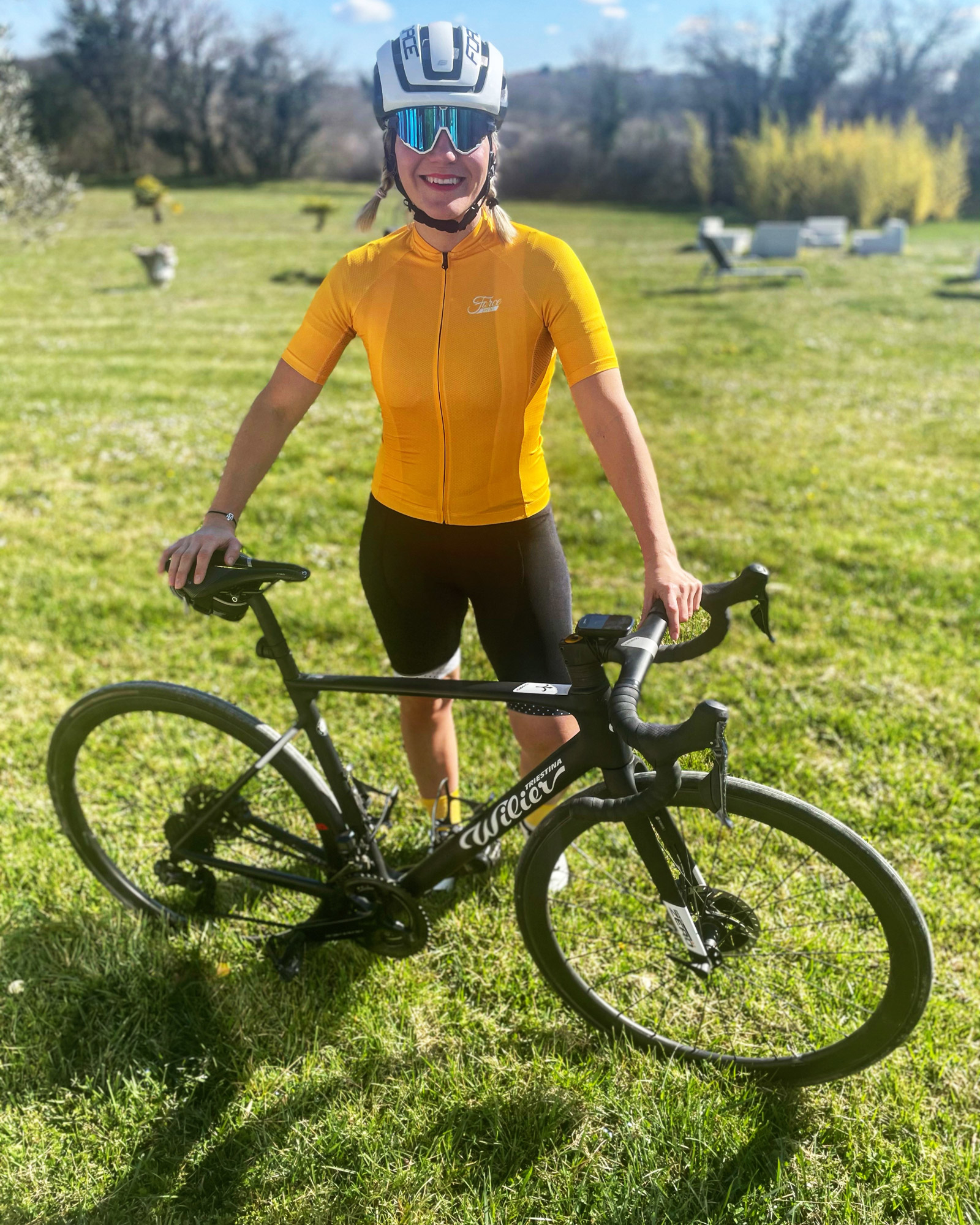 3 rear pocketselastic rubber hem with anti-slip siliconereflective features