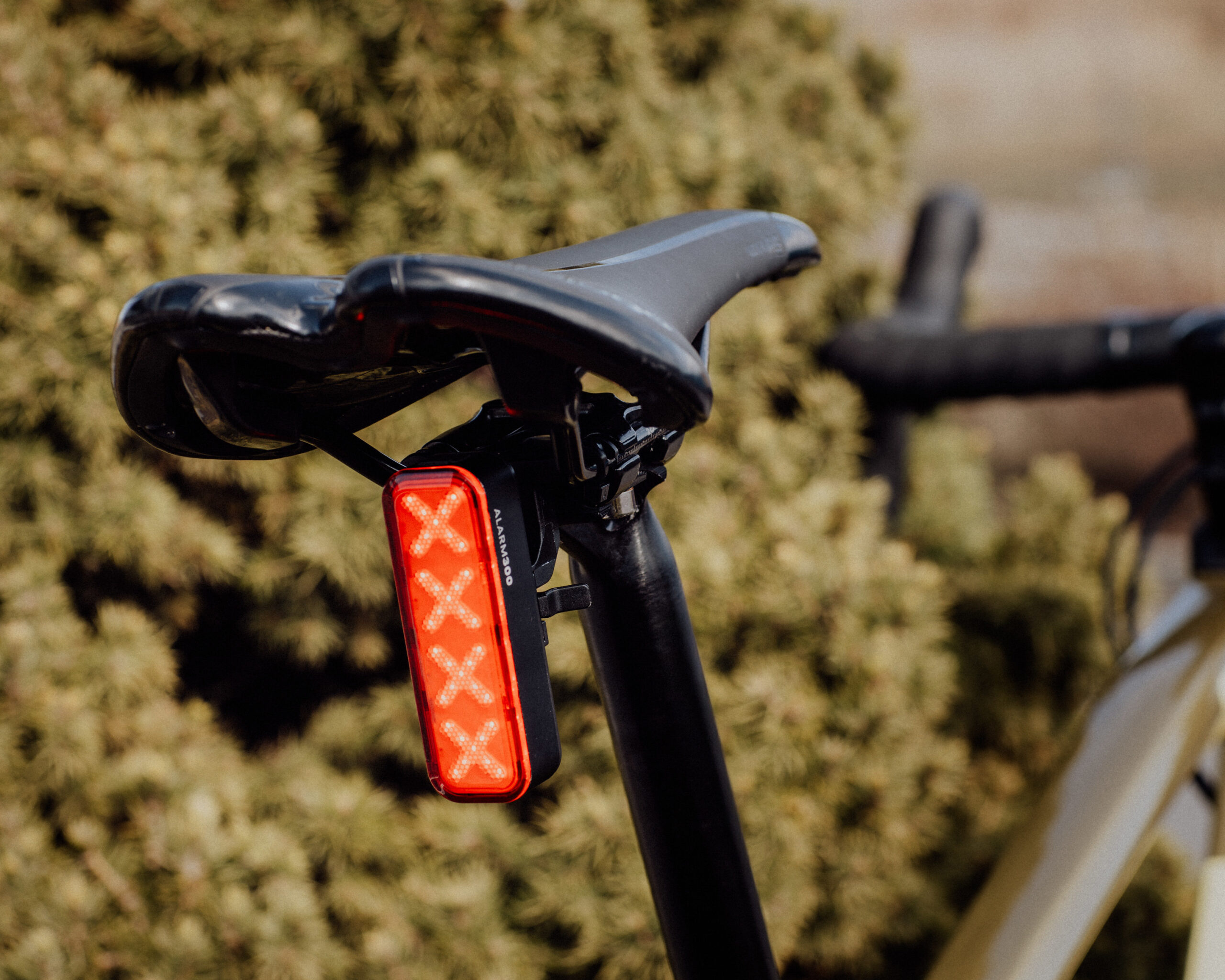 which automatically brightens when you slow down. The built-in motion-sensing alarm helps protect your bike from theft