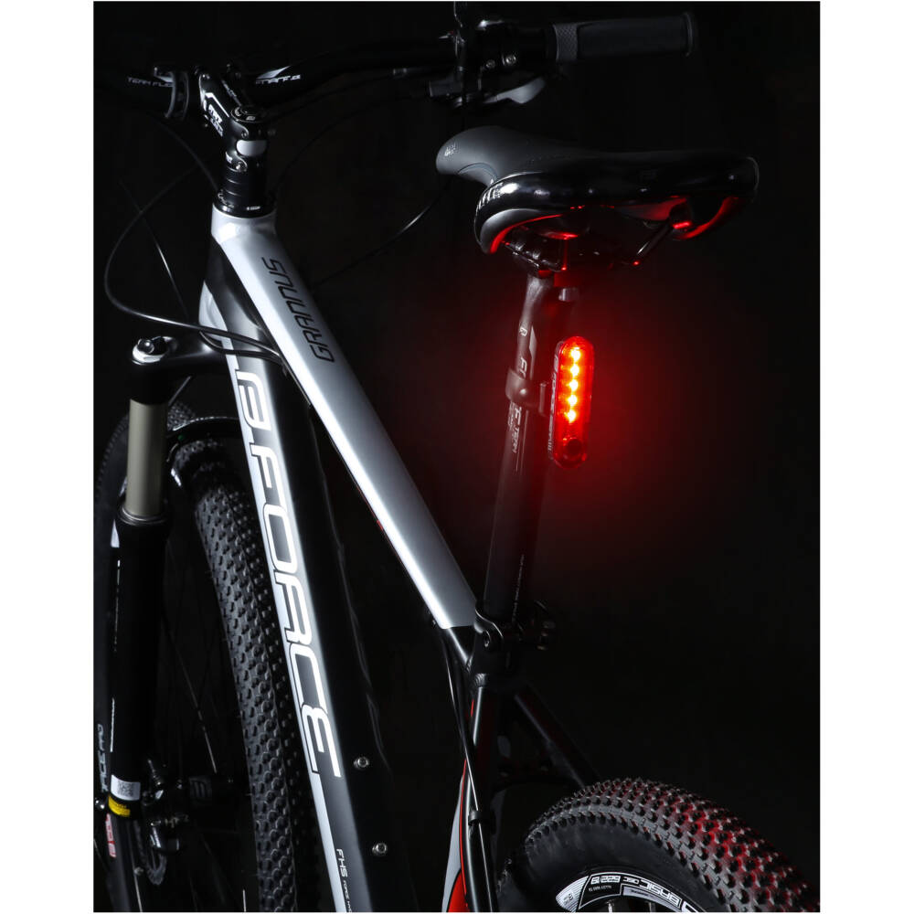 20LM <br>4 functios: lighting + 3 flashing modes<br>universal elastic silicone holder for rounded seatpost<br>battery: integrated 3