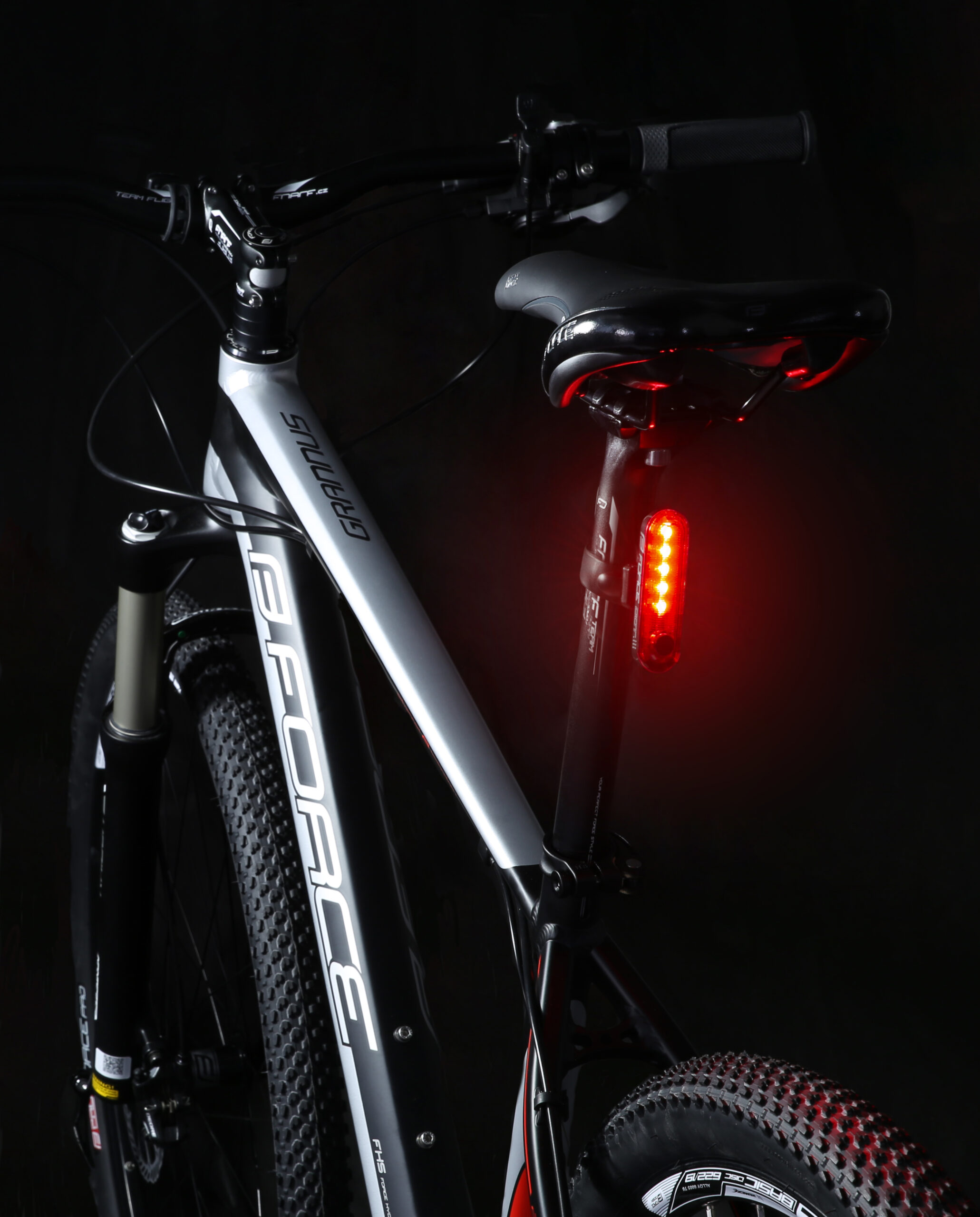 20LM 4 functios: lighting + 3 flashing modesuniversal elastic silicone holder for rounded seatpostbattery: integrated 3