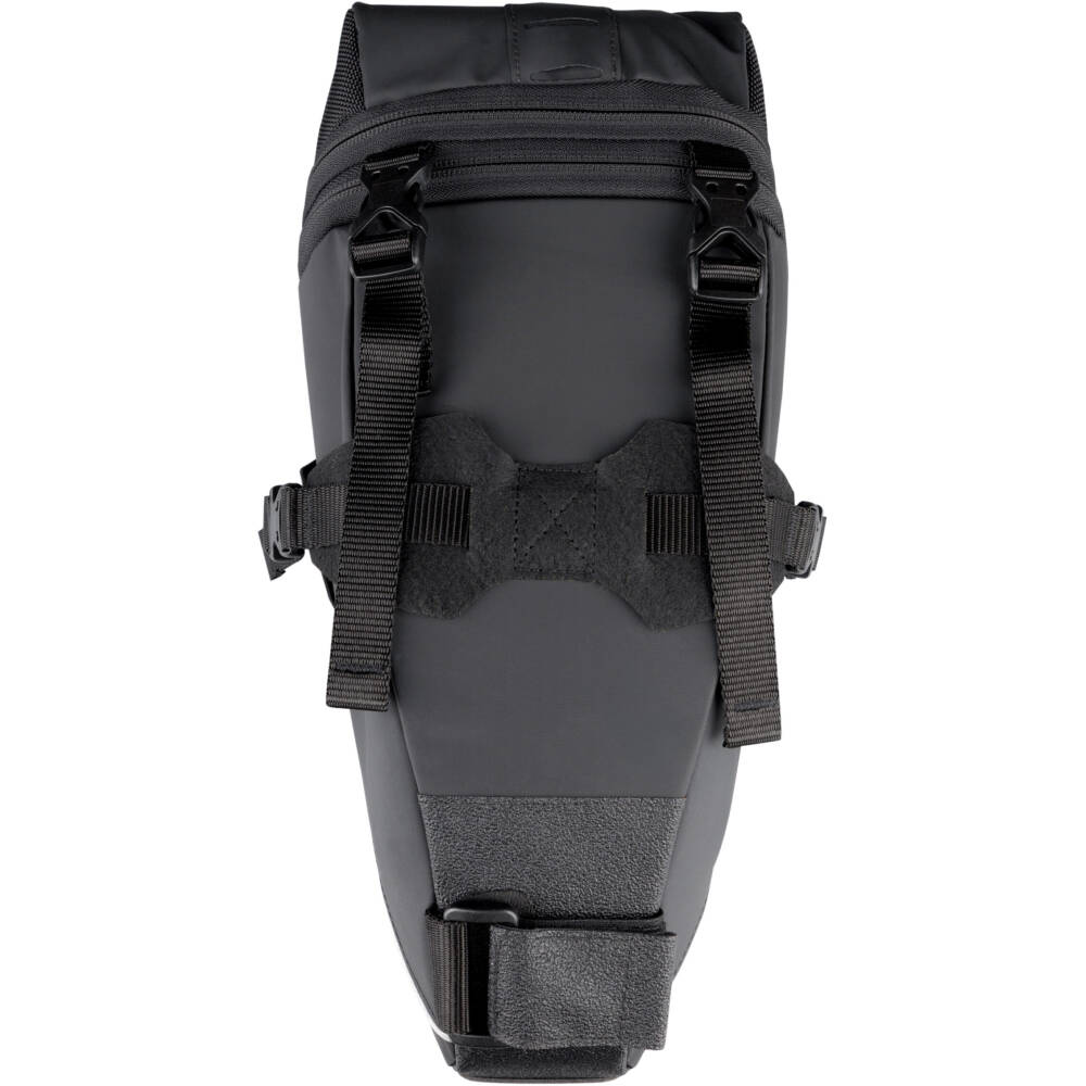 <strong>this bag is not waterproof !<br></strong>fastening the bag on straps with buckles and velcro fastener<br>easily washable Tarpaulin material<br>fastening with adjustable straps<br>the handle on the rear flasher<br>length: 39cm