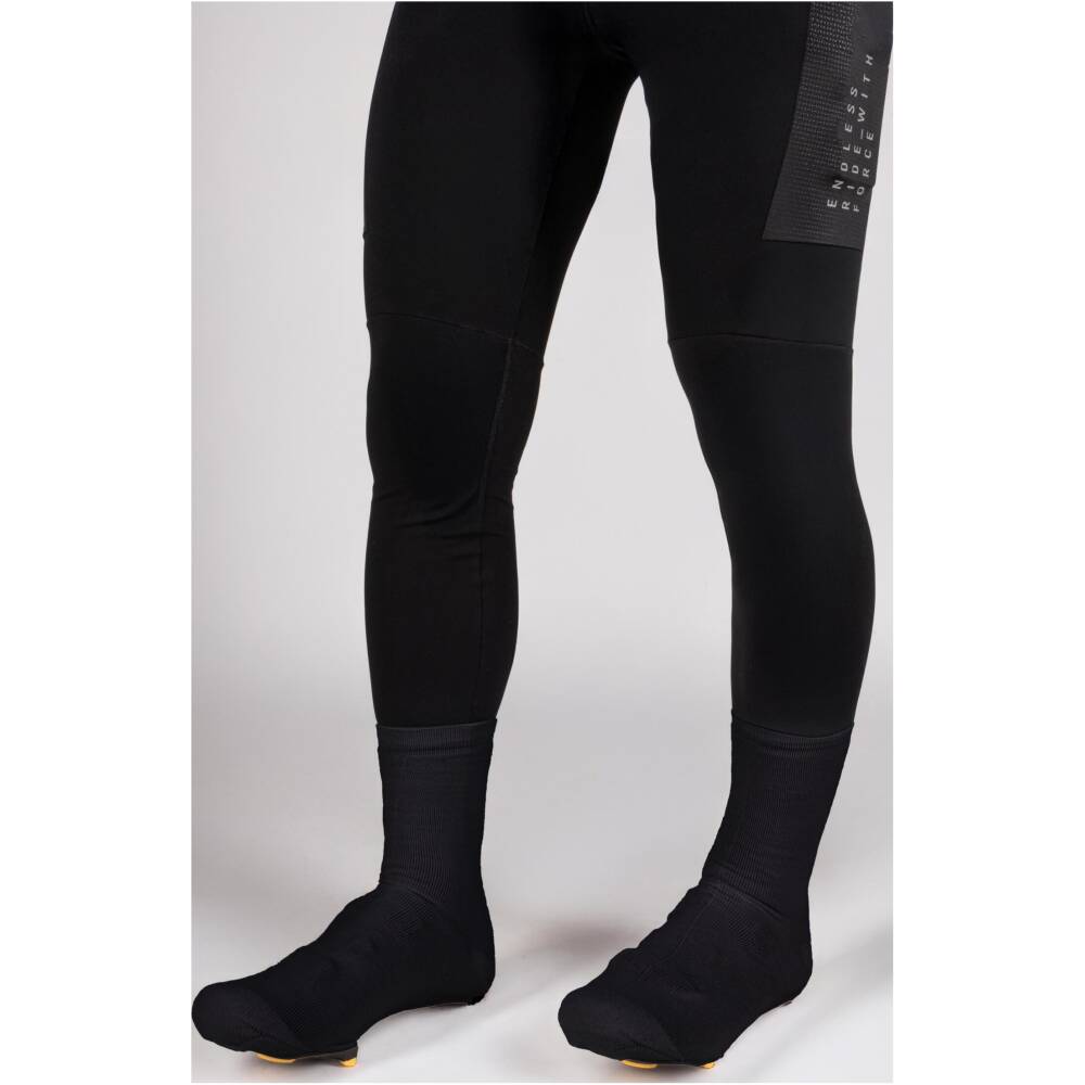 ensuring compatibility with most road pedal systems and road cycling shoes.</p><p>knitted cycling shoe covers for road shoes<br>two openings on the sole<br>size S–M fits EU shoe size 38–41<br>size L–XL fits EU shoe size 42–45<br>material: 80% Nylon