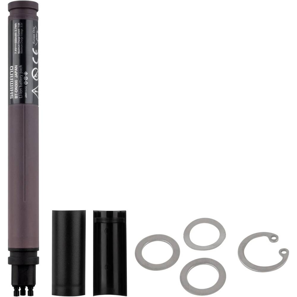 baterie SHIMANO BT-DN300 <br>vodotěsná konstrukce<br>stejné rozměry a upevnění jako u předchozí generace BT-DN110<br>kompatibilní s novou generací tenčích elektrických vodičů SD300 a systémy po sadách R9250/8150<br>3 porty SD300<br>hmotnost: 52<br>baleno v krabičce SHIMANO<br>