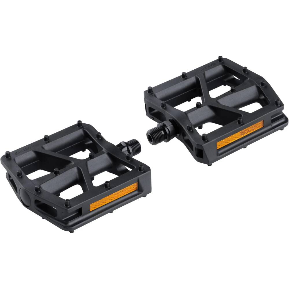 FORCE pedals with reflectors<br>nylon + 20% glass fiber<br>ball-bearings <br>with anti-slip pedal surface<br>platform size: 110x100 mm<br>weight of 1 pair: 338 g<br>packed in polybag